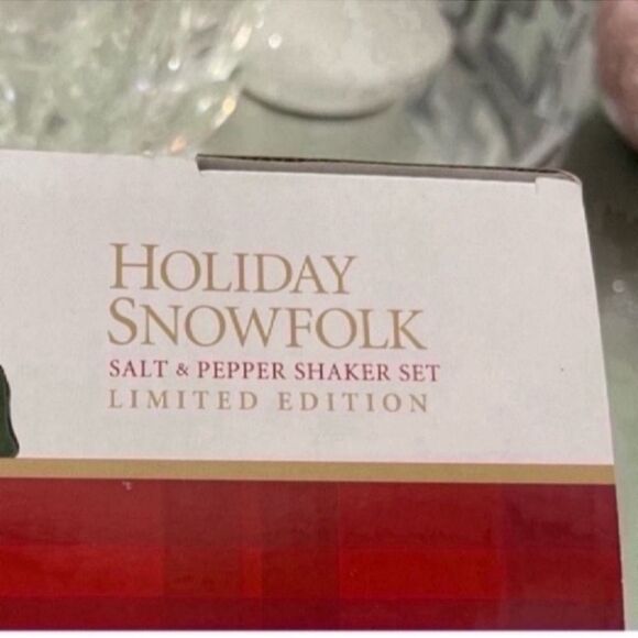 Mr and Mrs Snowmen vintage Salt & Pepper Shakers - Picture 3 of 9